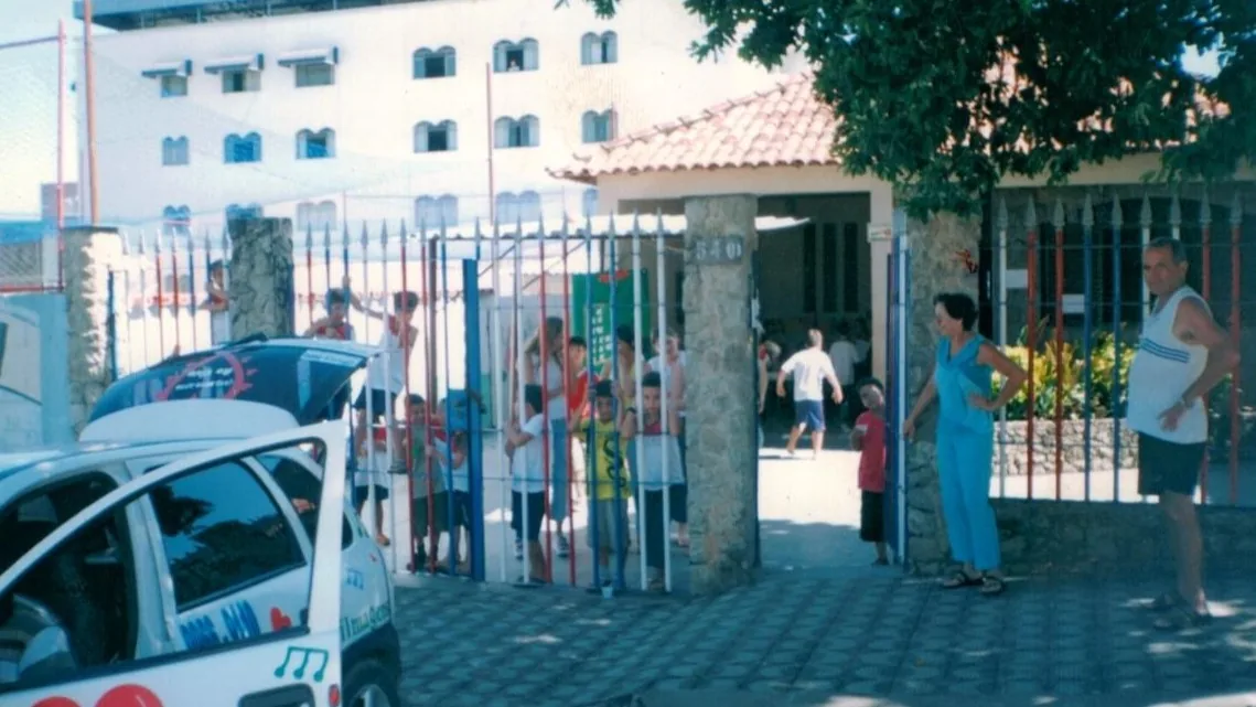 2001 a 2002: Primeira expansão