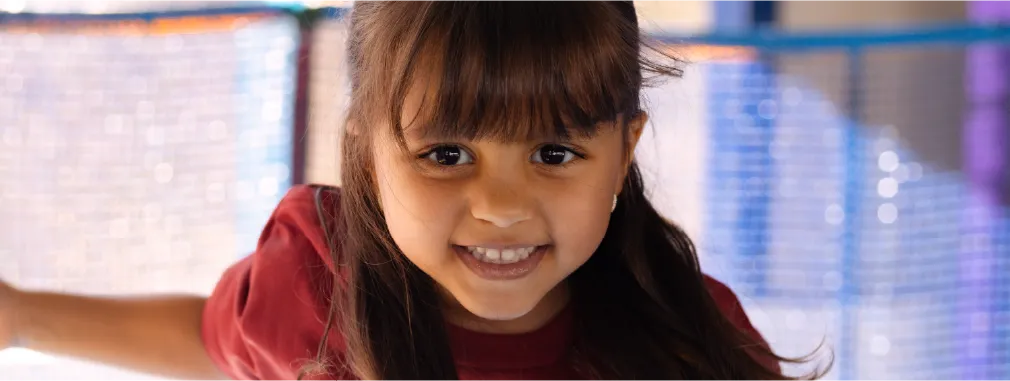 Aluna sorrindo no CECRI Escola Bilíngue