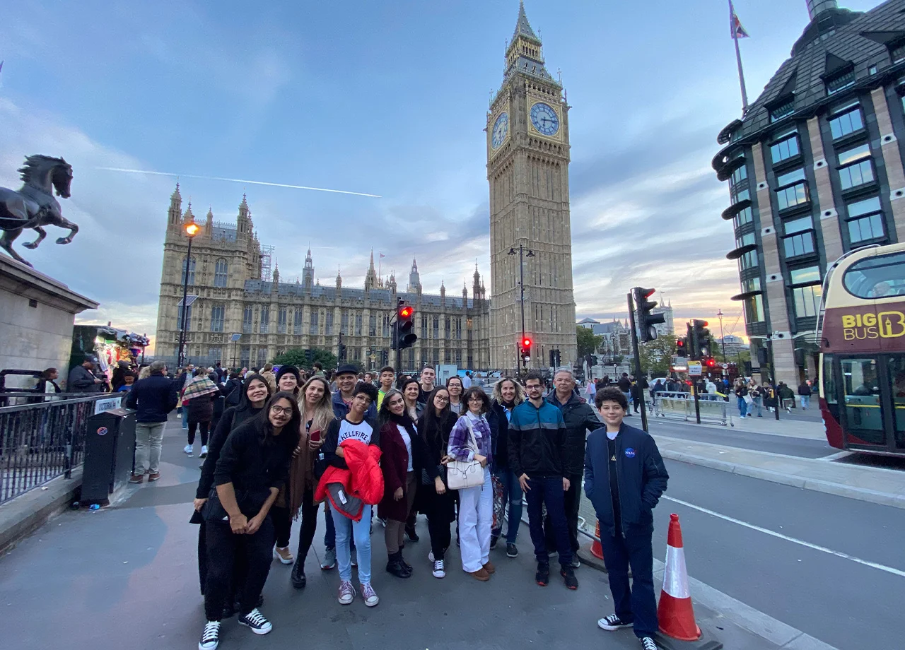 Grupo em Londres, em frente ao Big Ben