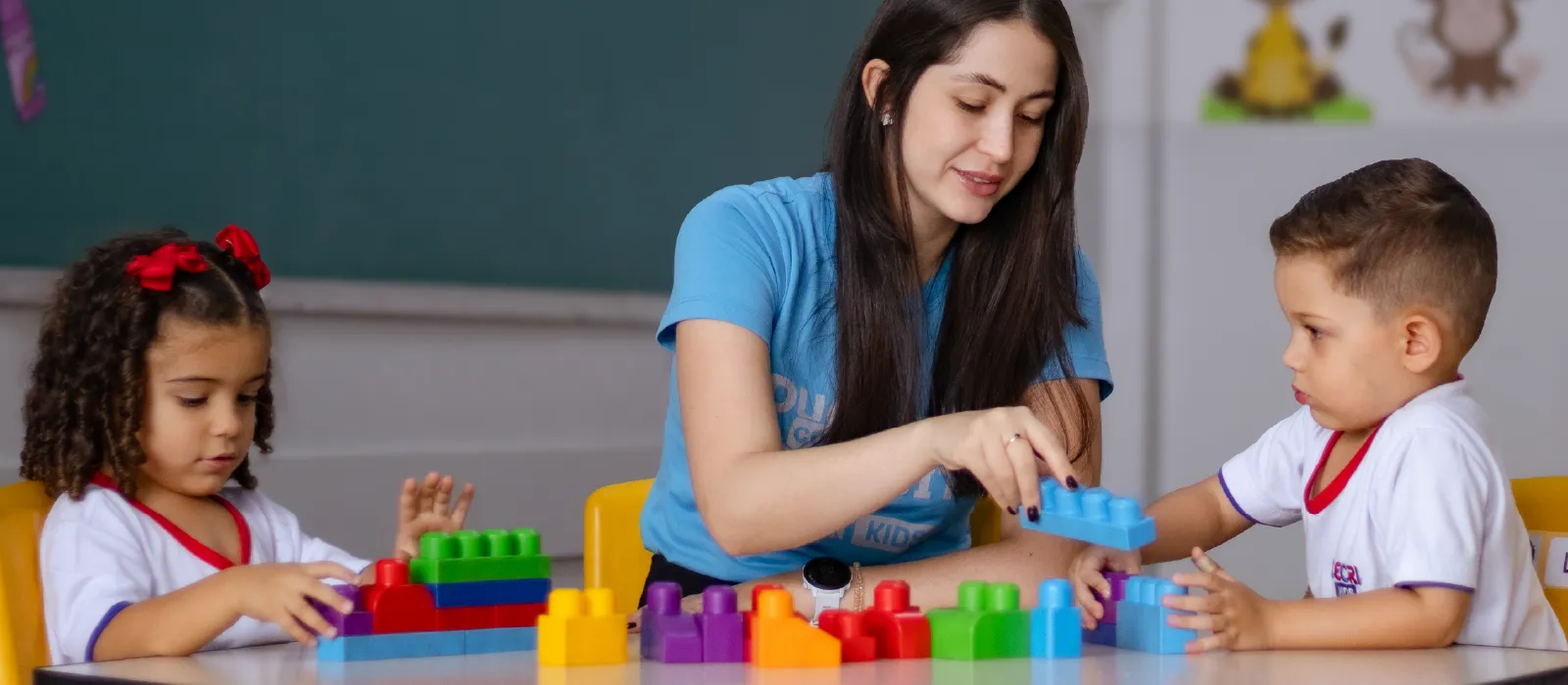 Crianças em atividades no CECRI Kids