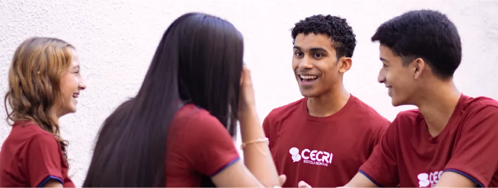 Alunos do CECRI Escola Bilíngue conversando em inglês