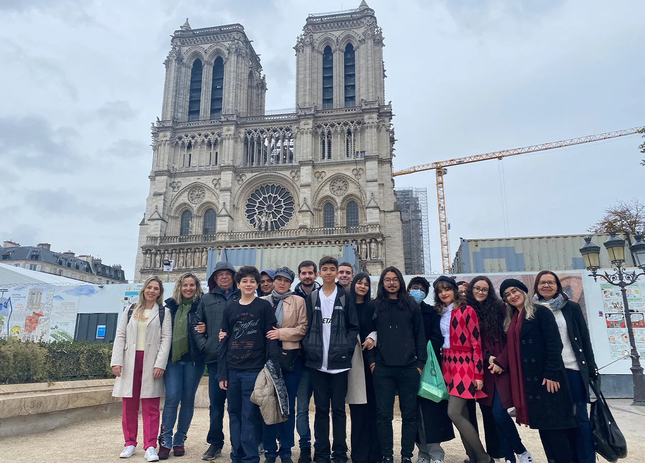 Grupo em frente à Catedral de Notre-Dame, em Bruxelas