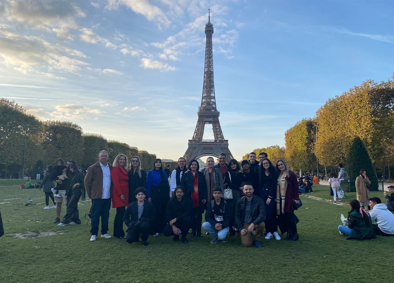 Grupo em Paris, em frente à Torre Eiffel